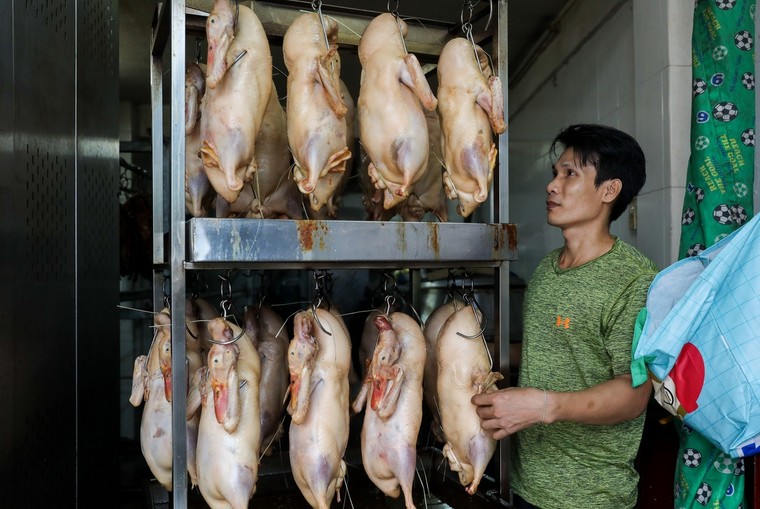 Tết Đoan Ngọ, người Sài Gòn đổ xô đi mua vịt quay ảnh 2