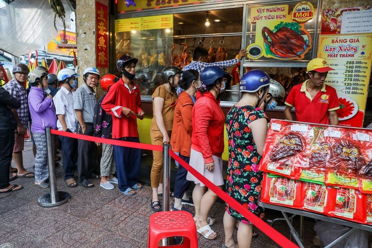 Tết Đoan Ngọ, người Sài Gòn đổ xô đi mua vịt quay ảnh 1