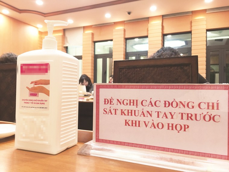 Phóng viên y tế và những ngày ăn, ngủ cùng COVID-19 ảnh 2