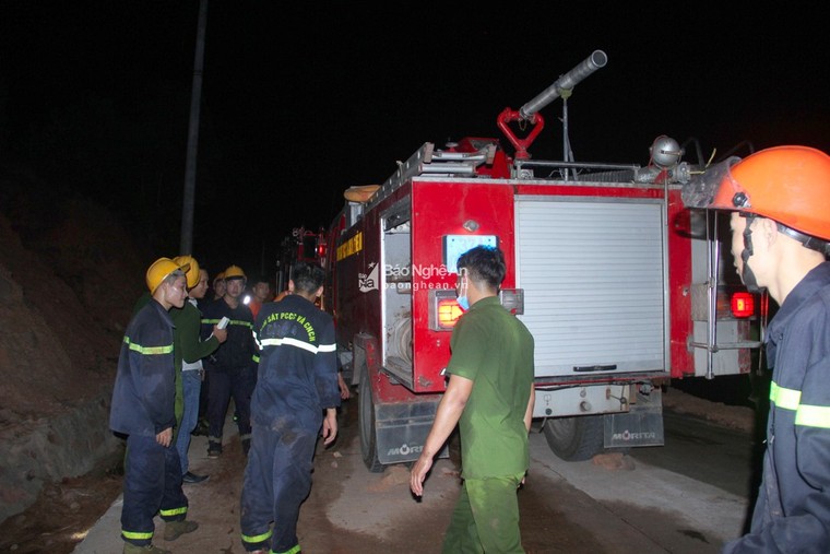 Trắng đêm dập lửa, cứu rừng thông cháy ngùn ngụt ở Nghệ An ảnh 3