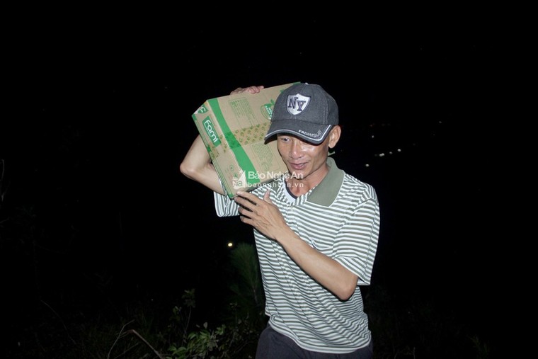 Trắng đêm dập lửa, cứu rừng thông cháy ngùn ngụt ở Nghệ An ảnh 9