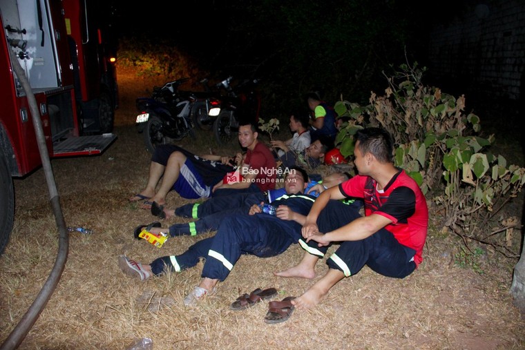 Trắng đêm dập lửa, cứu rừng thông cháy ngùn ngụt ở Nghệ An ảnh 10