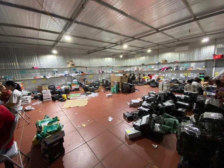 'Đột kích' kho hàng lậu quy mô 10.000 m2 tại Lào Cai ảnh 1