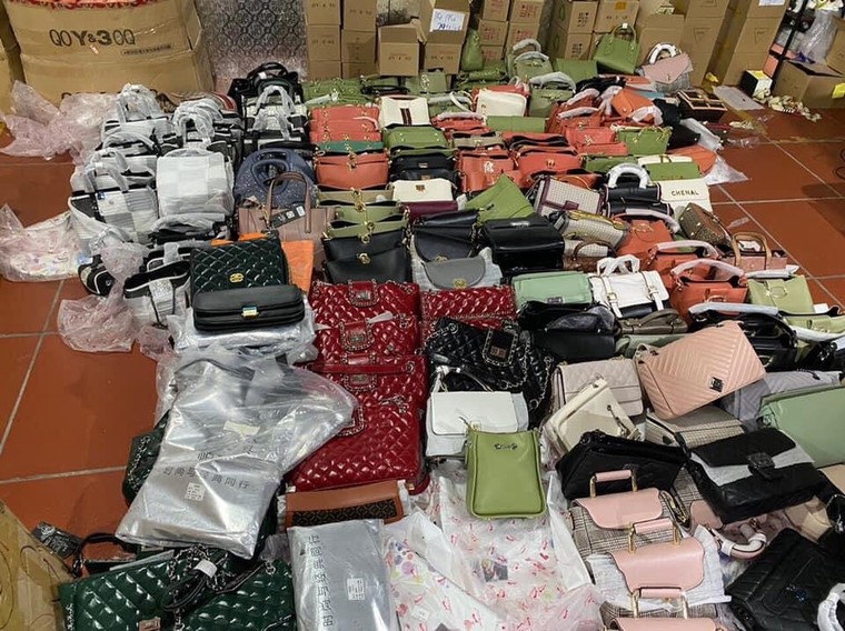 'Đột kích' kho hàng lậu quy mô 10.000 m2 tại Lào Cai ảnh 2