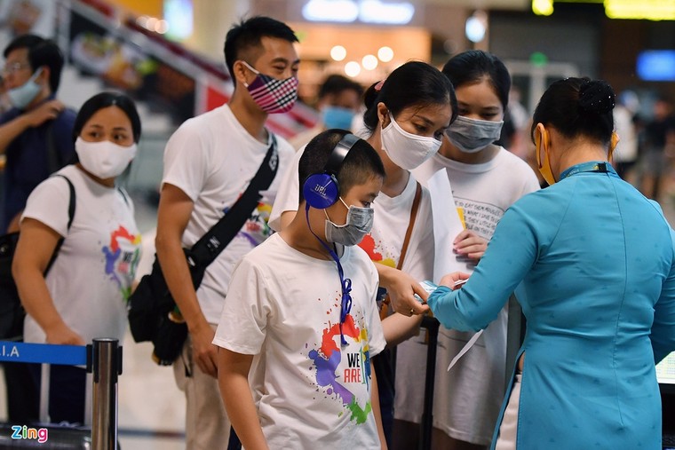 qua tai delay may bay anh 13