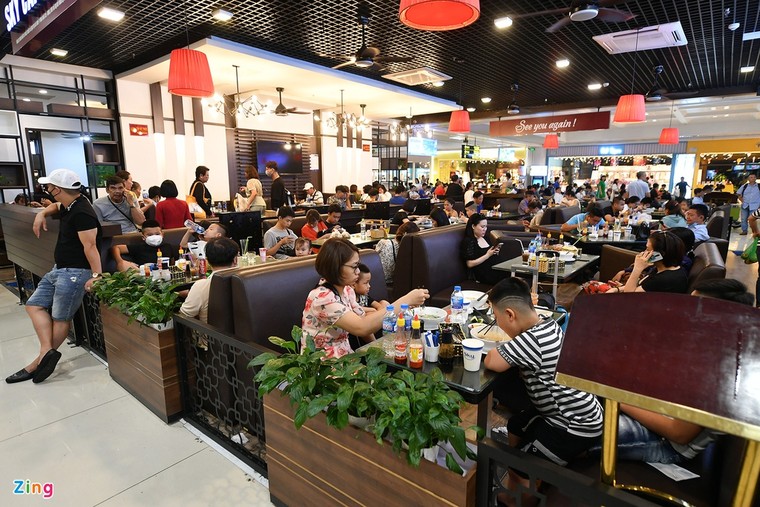 qua tai delay may bay anh 4