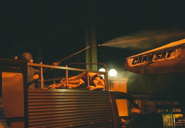 Quân đội phun khử khuẩn 2 bệnh viện tại Đà Nẵng ảnh 1