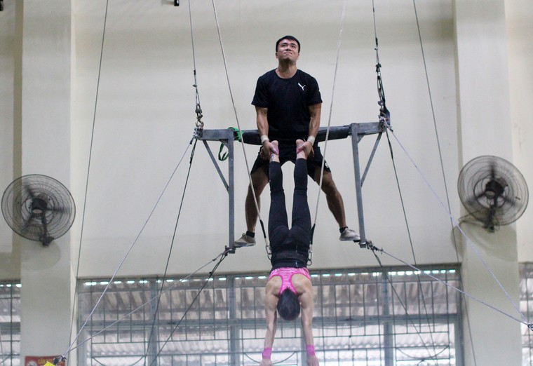 Nghề xiếc thời COVID-19: Bám trụ với sân khấu bằng đam mê ảnh 9