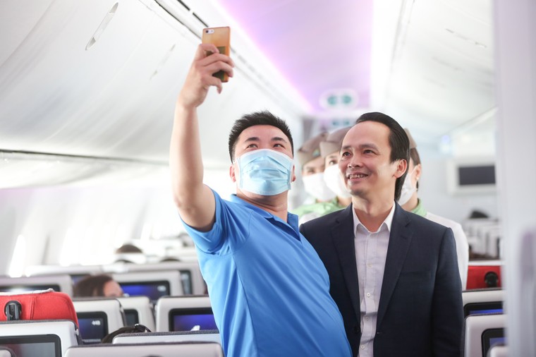 Chủ tịch Bamboo Airways xuất hiện trên khoang tặng quà hành khách trước thềm Quốc khánh 2/9 ảnh 1