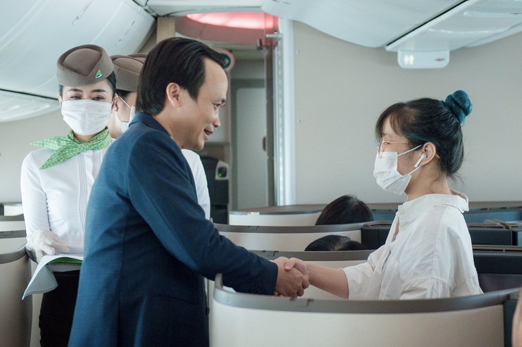 Chủ tịch Bamboo Airways xuất hiện trên khoang tặng quà hành khách trước thềm Quốc khánh 2/9 ảnh 3