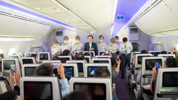 Chủ tịch Bamboo Airways xuất hiện trên khoang tặng quà hành khách trước thềm Quốc khánh 2/9 ảnh 6