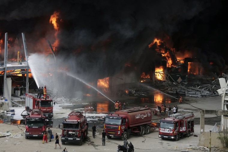 Người dân Beirut bỏ chạy khỏi thành phố sau trận hỏa hoạn ảnh 2