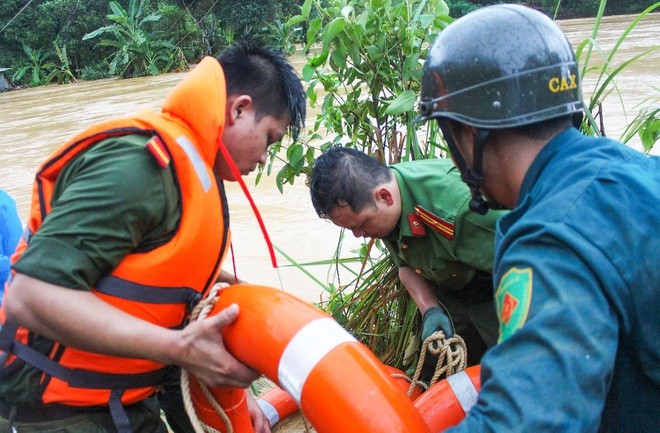 Công an Quảng Nam đu dây giải cứu người mắc kẹt do lũ quét ảnh 1