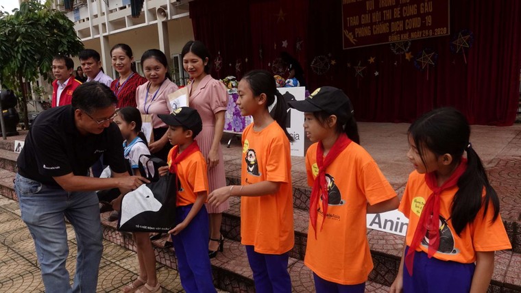 Trao giải cuộc thi vẽ tranh 'Em và Gấu chung tay phòng chống dịch COVID-19' ảnh 3