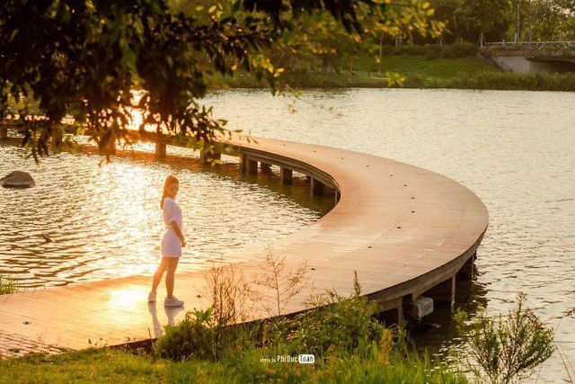 Check in 'sương sương' những cây cầu đẹp mê hồn tại Ecopark ảnh 11