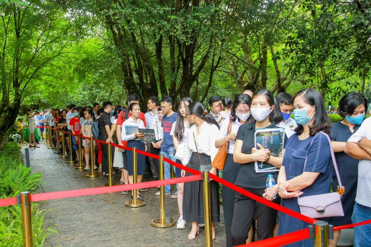 Khách xếp hàng cả cây số để xem nhà mẫu và mua nhà tại Ecopark ảnh 3