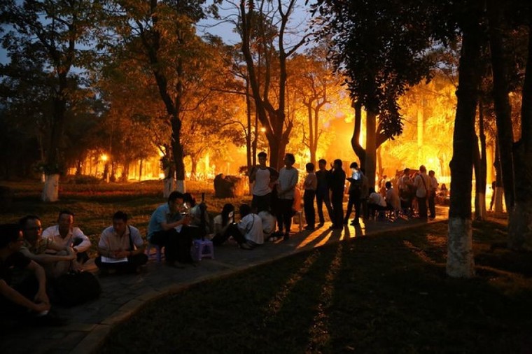 Khách xếp hàng cả cây số để xem nhà mẫu và mua nhà tại Ecopark ảnh 4