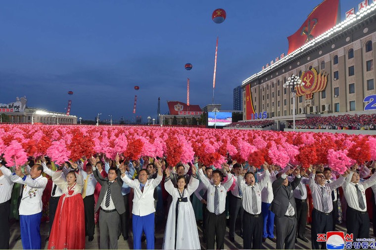 Chủ tịch Kim Jong-un tham dự buổi đồng diễn nghệ thuật ảnh 2