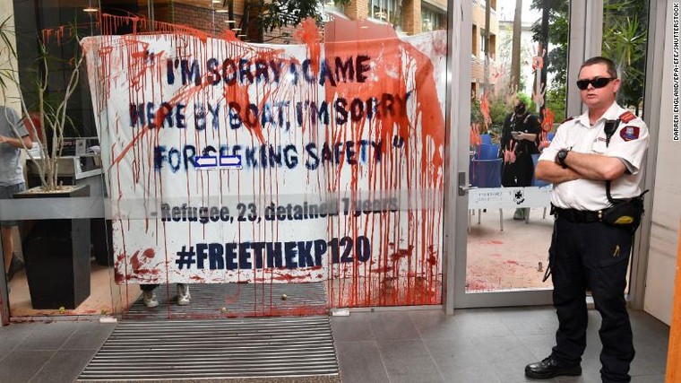 Xe của Thủ tướng Australia bị người biểu tình phá hoại ảnh 1