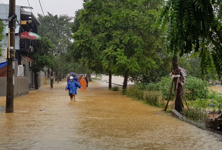 Các tỉnh miền Trung thiệt hại nặng nề do mưa lũ kéo dài ảnh 3