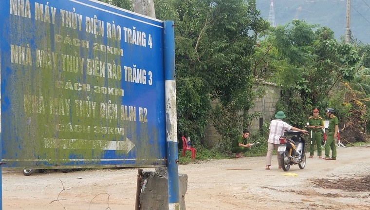 Huy động trực thăng và chó nghiệp vụ tìm người mất tích tại thủy điện Rào Trăng 3 ảnh 1