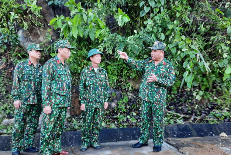 Lực lượng quân đội tiếp cận hiện trường hai vụ sạt lở tại Quảng Nam ảnh 1