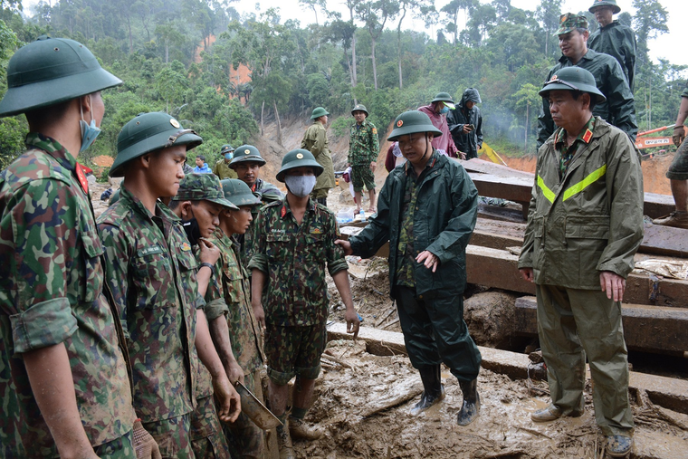Khẩn trương tìm người trong vụ sạt lở ở Nam Trà My trước khi bão số 10 đổ bộ ảnh 1