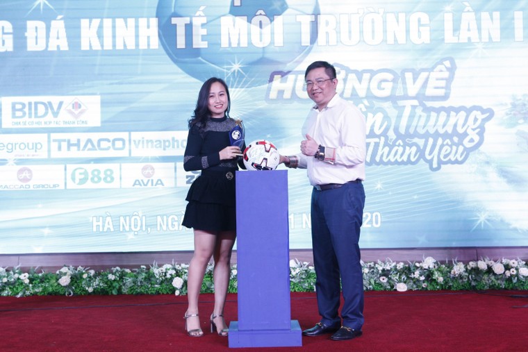 Giải bóng đá Kinh tế Môi trường lần thứ I-2020: Ủng hộ 265 triệu đồng cho đồng bào miền Trung ảnh 2