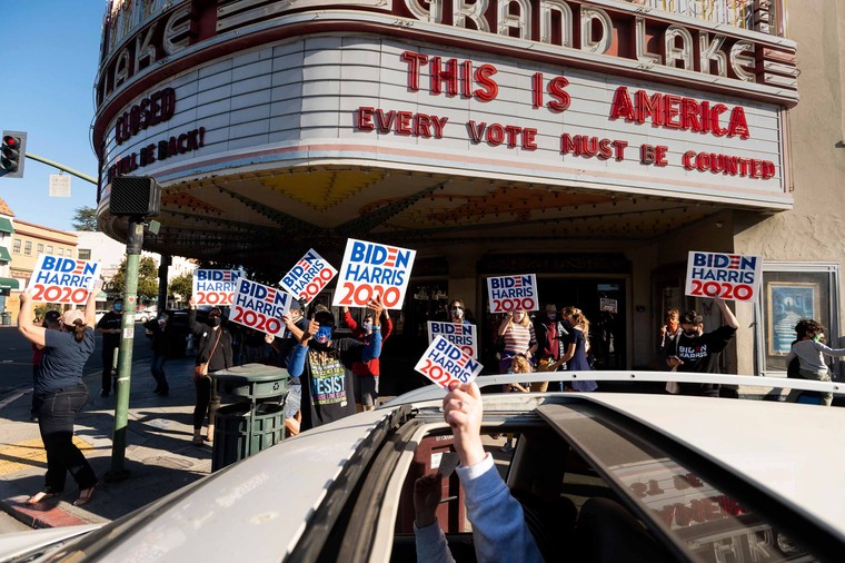 Dân Mỹ bật champagne ăn mừng Tổng thống mới ảnh 1