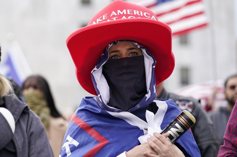 Dân Mỹ bật champagne ăn mừng Tổng thống mới ảnh 8