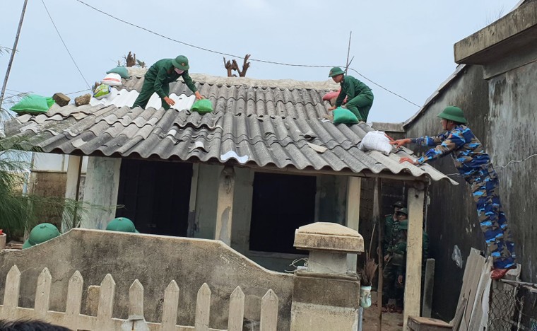 Các tỉnh miền Trung khẩn trương chống bão số 13 ảnh 2