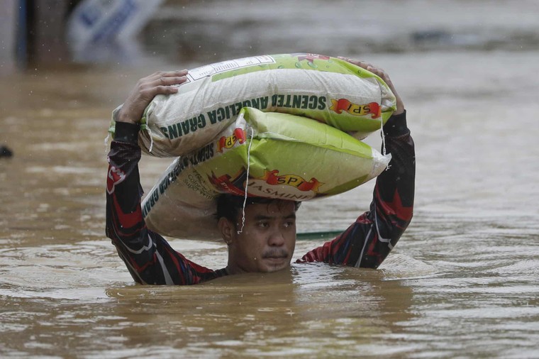 Bão Vamco gây lũ lụt lịch sử tại Philippines ảnh 8