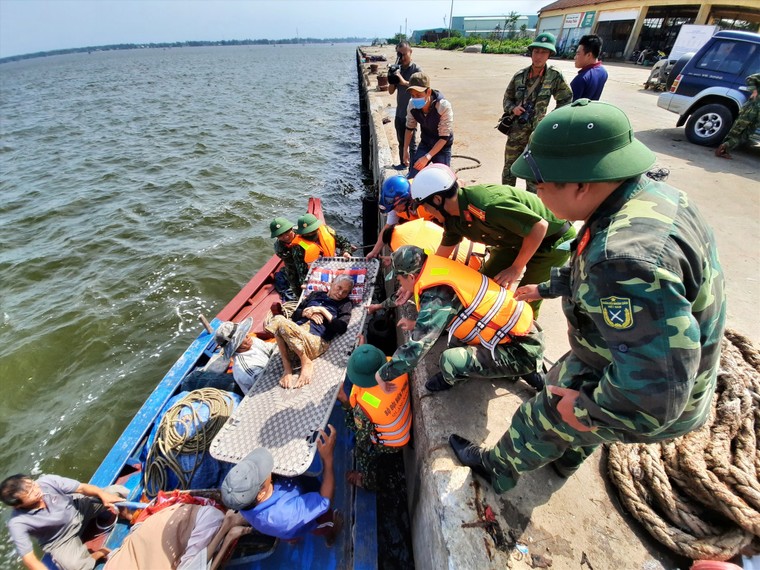 Các tỉnh miền Trung khẩn trương chống bão số 13 ảnh 3