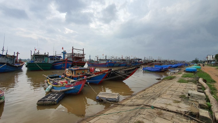 Các tỉnh miền Trung khẩn trương chống bão số 13 ảnh 1