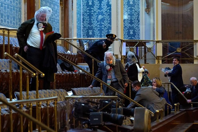 Người ủng hộ Trump gây náo loạn Điện Capitol ảnh 3