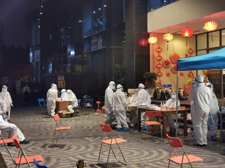 Xét nghiệm cư dân chung cư 88 Láng Hạ trong đêm ảnh 4