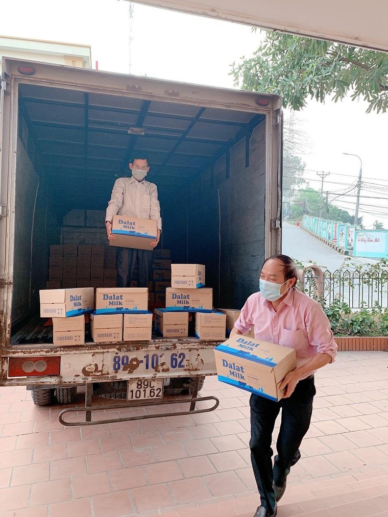 Tình nguyện tiếp tế quà tặng tới người cách ly xuyên đêm ảnh 1