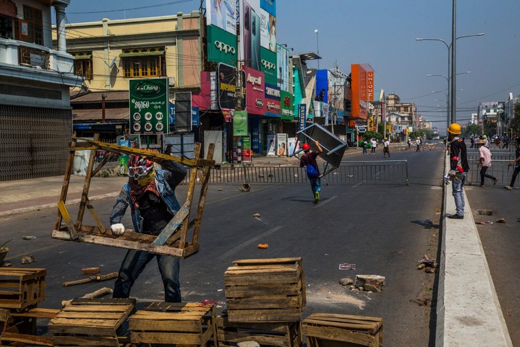 Đường phố Myanmar hóa chiến trường ảnh 1