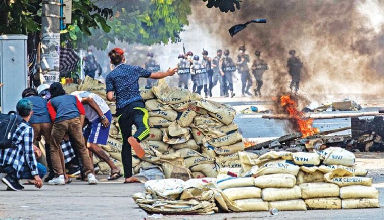 Thành phố lớn nhất Myanmar hóa bãi chiến trường ảnh 1