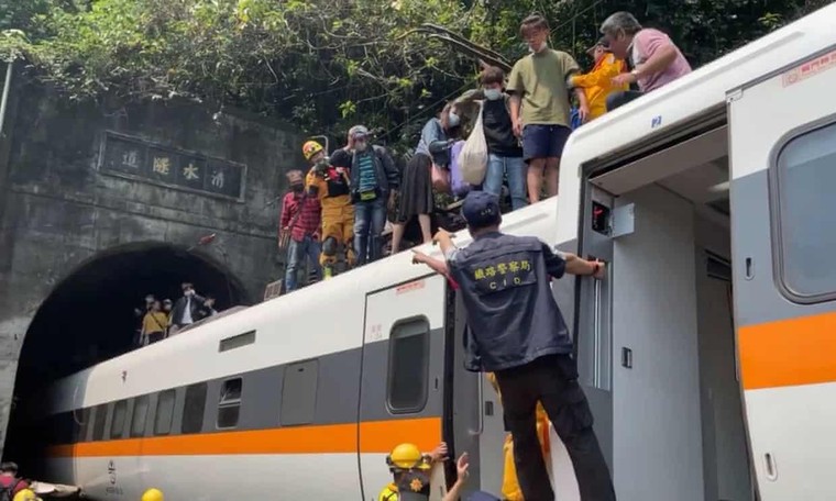 Tai nạn tàu hỏa Đài Loan: 'Tôi không dám nhìn xung quanh' ảnh 1