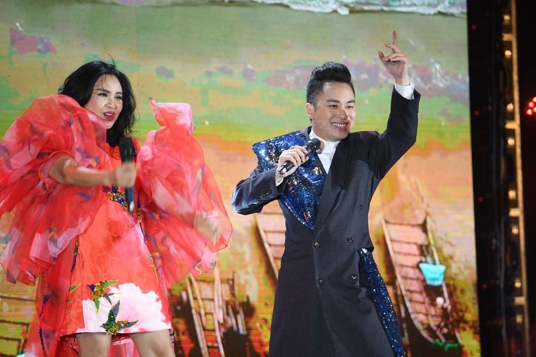 Đêm nghệ thuật khai mạc lễ hội hoa FLC Sầm Sơn thu hút hàng vạn du khách ảnh 4