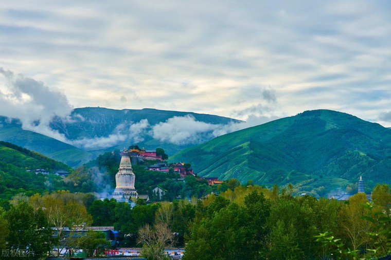 Vì sao những ngôi chùa thiêng thường được dựng trên núi ảnh 1