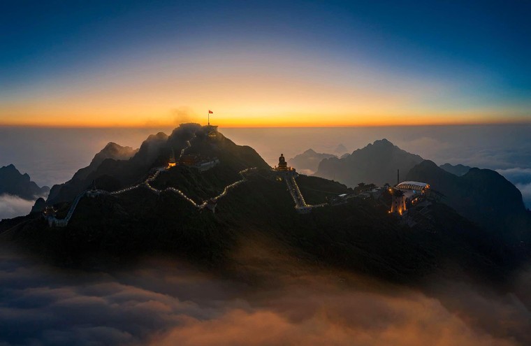 Không thể rời mắt trước những bức ảnh chụp Fansipan đẹp kỳ ảo này ảnh 1