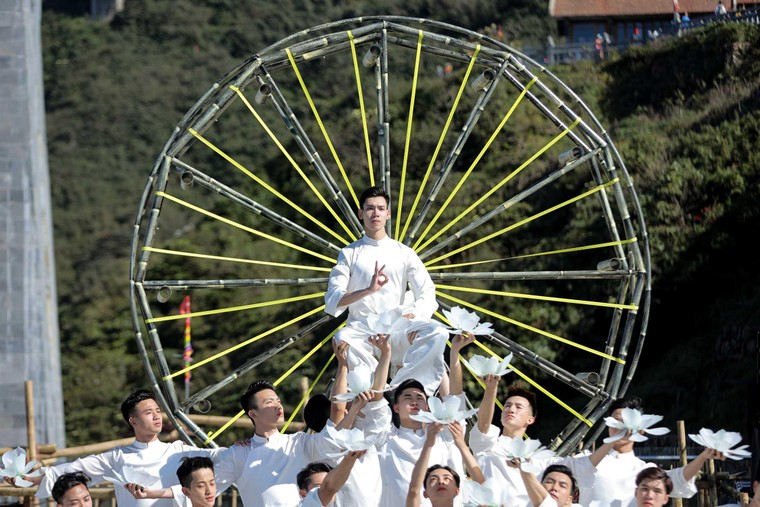 Không thể rời mắt trước những bức ảnh chụp Fansipan đẹp kỳ ảo này ảnh 3