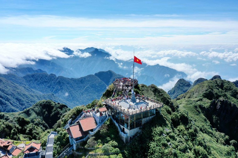 Không thể rời mắt trước những bức ảnh chụp Fansipan đẹp kỳ ảo này ảnh 5