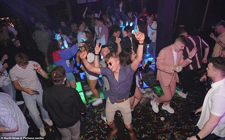 Người dân Anh ăn mừng 'Ngày Tự do' ảnh 3