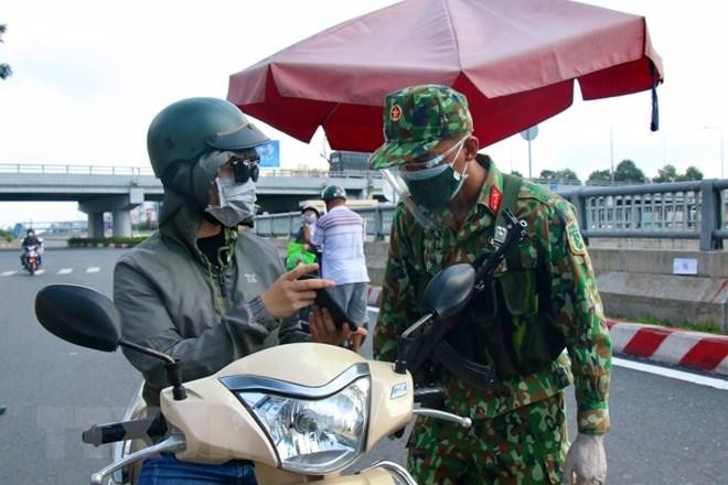 Người dân TP HCM chấp hành nghiêm quy định giãn cách ảnh 3