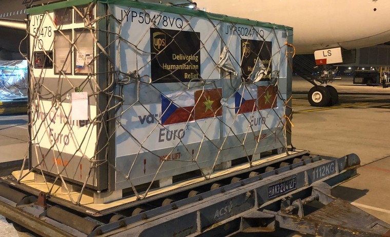 Quỹ UPS vận chuyển hơn 250.000 liều vaccine đến Việt Nam ảnh 2
