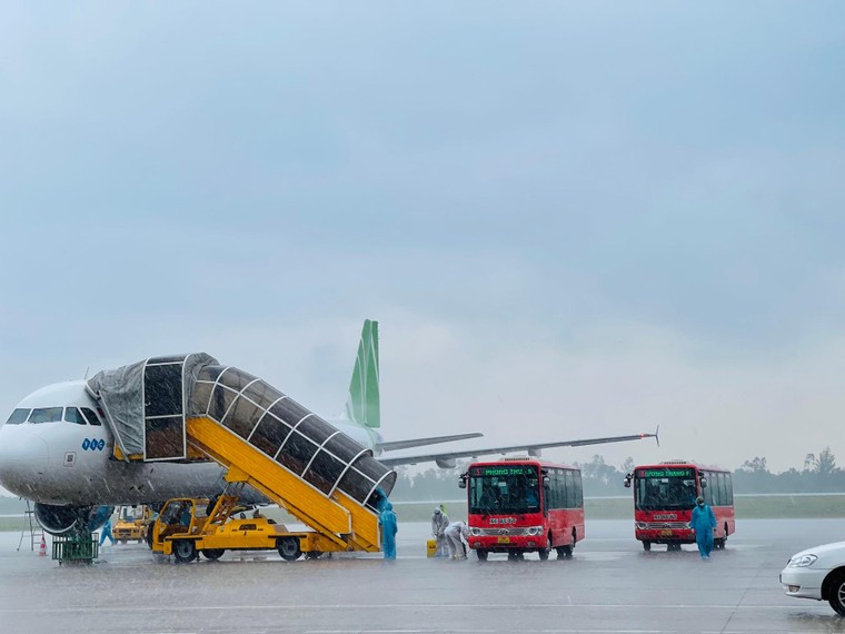 Bamboo Airways đưa gần 200 thai phụ, người già, y bác sĩ Huế về quê ảnh 1