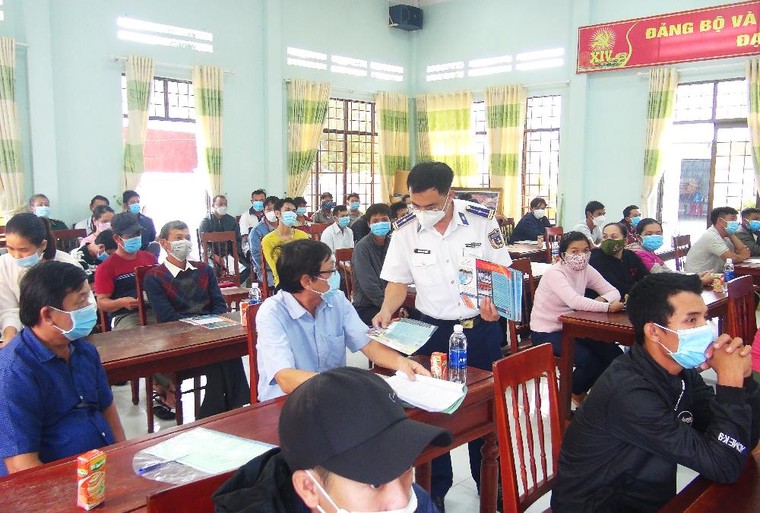 Cảnh sát biển tuyên truyền IUU cho ngư dân ảnh 2
